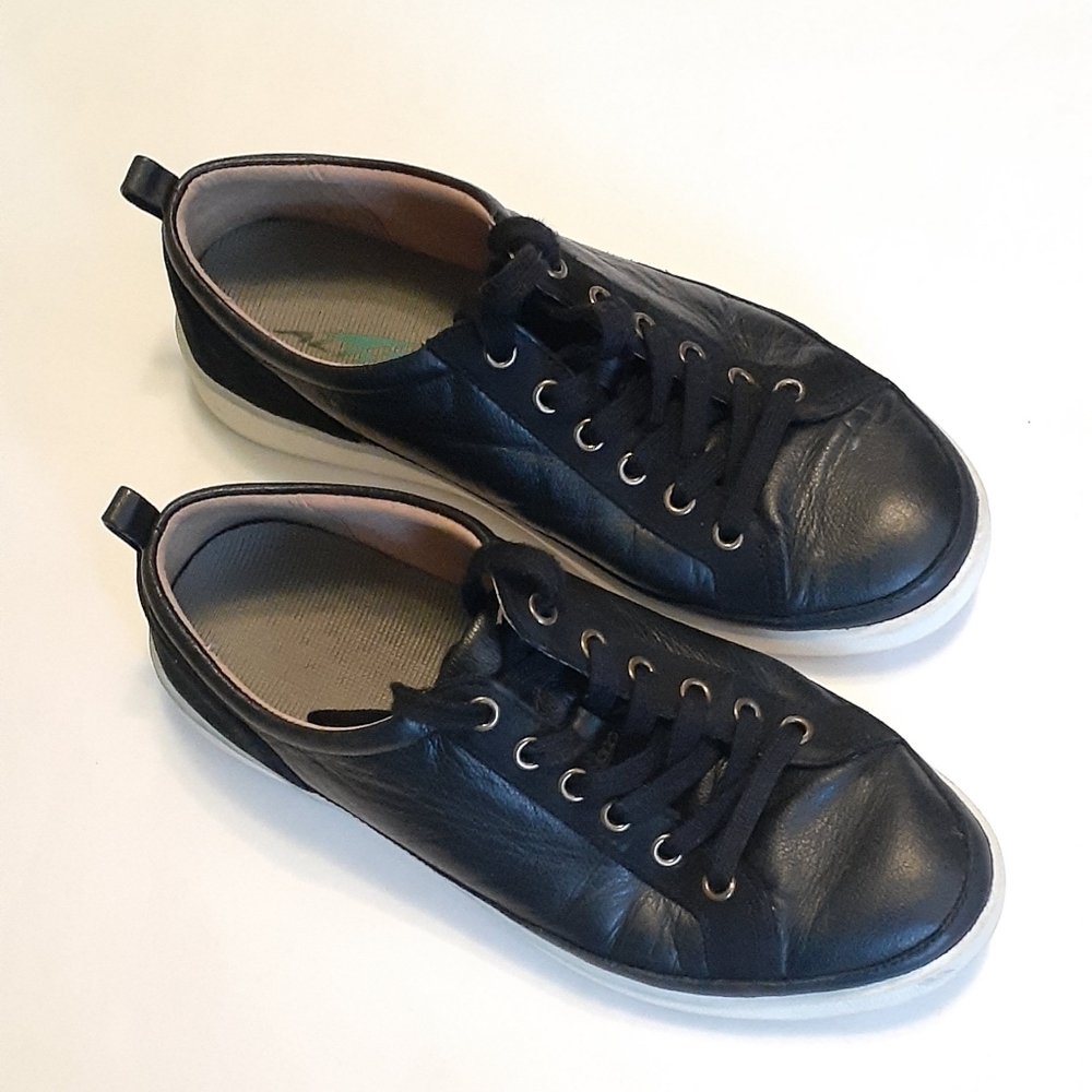 Vionic Black Leather Low-Top Lace-Up Sneakers. Very Good Condition. Size 8